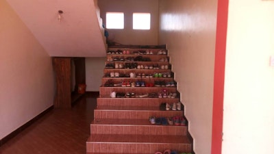 Alle schoenen van de internen netjes geordend op de trap